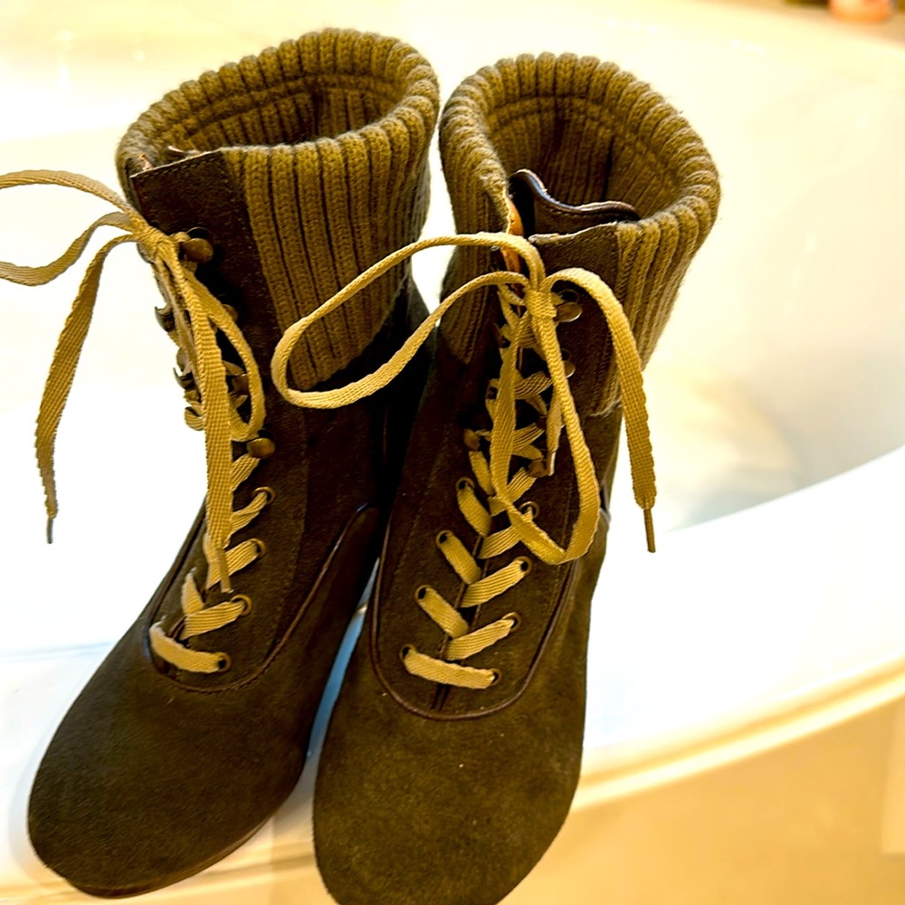 Stylish Boots! Perfect for a casual look.